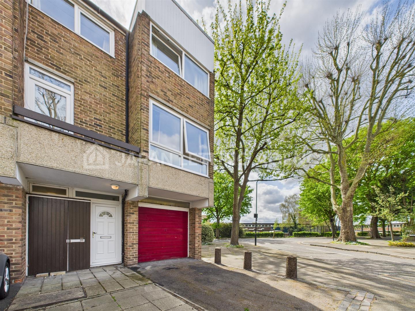 House Queens Drive in Greater London