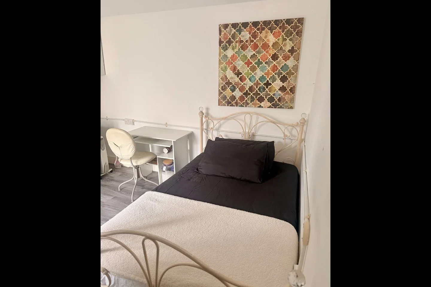 Flat Trelawney Road in Greater London