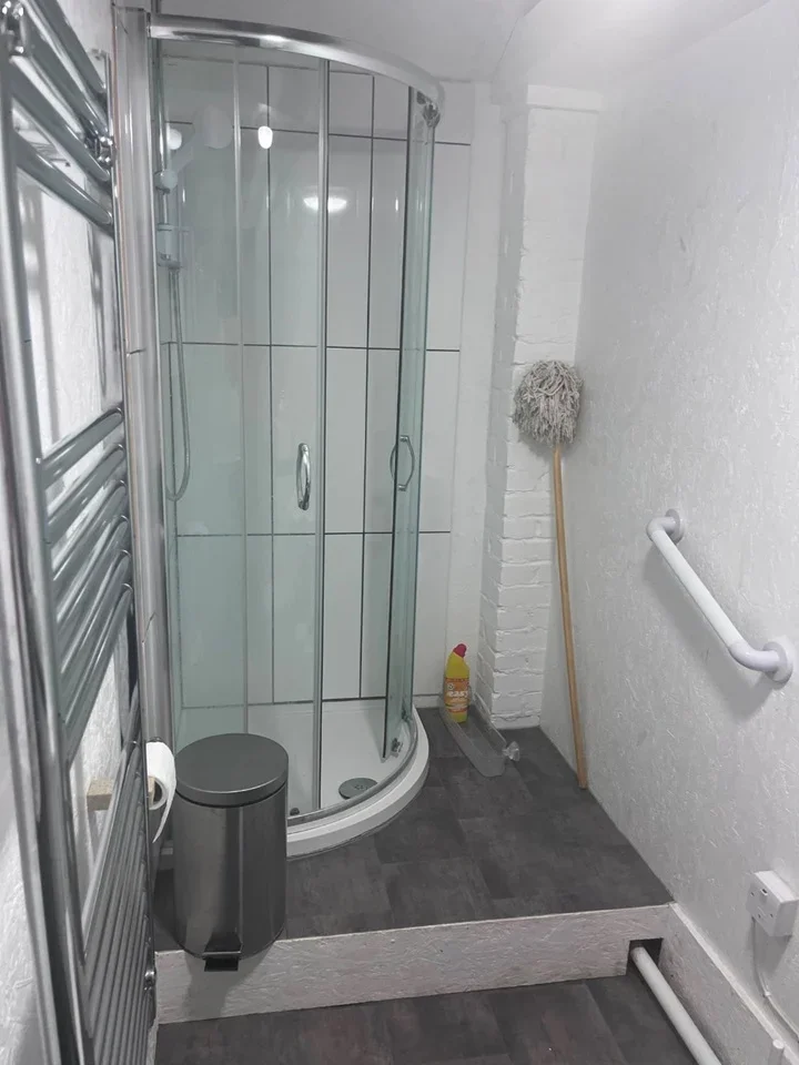 Flat Trelawney Road in Greater London