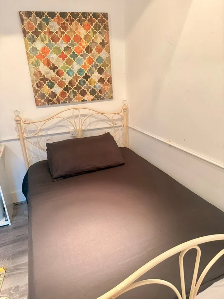 Flat Trelawney Road in Greater London