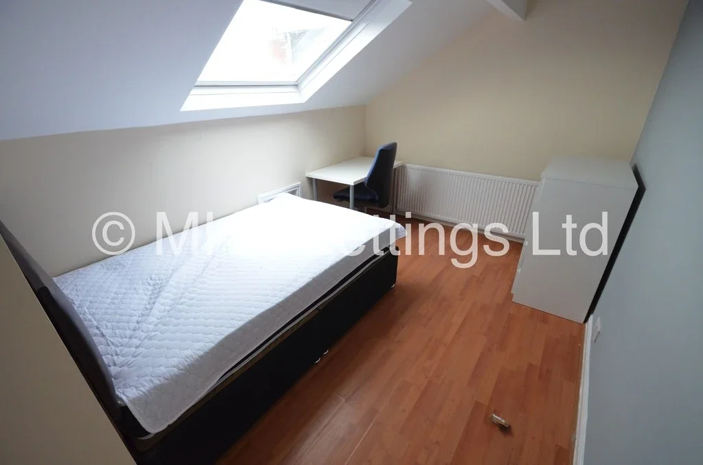 Room Back Hartley Grove in Leeds