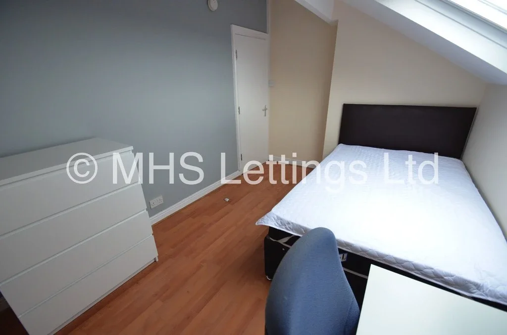 Room Back Hartley Grove in Leeds