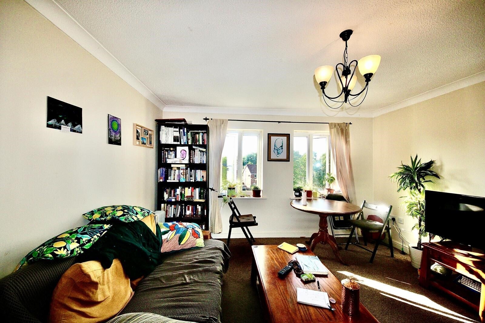 Flat Darwin Close in Huntington