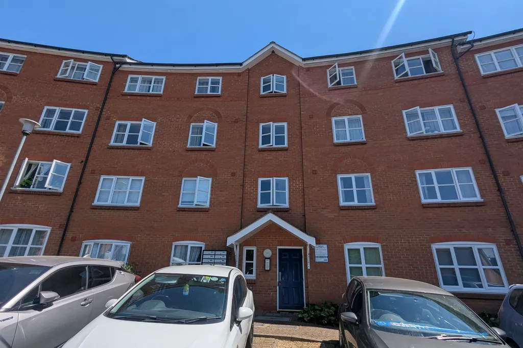 Flat Crown Quay in Bedford
