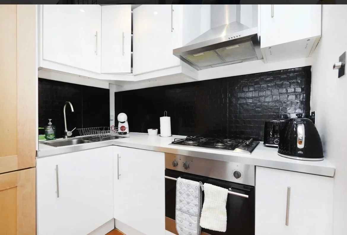 Flat Tavistock Crescent in Greater London