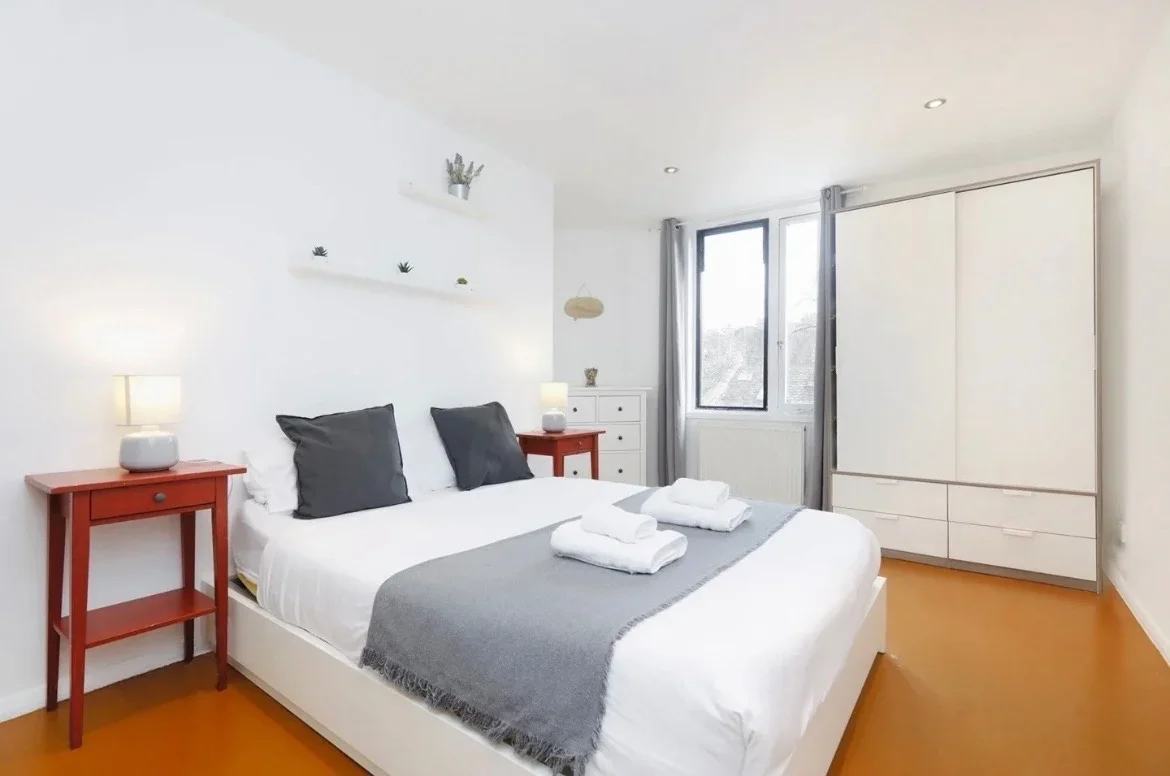 Flat Tavistock Crescent in Greater London