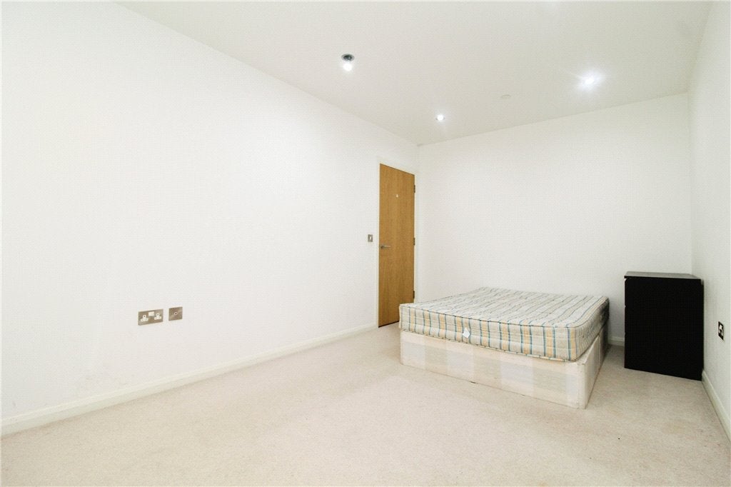 Flat Lansdowne Road in Greater London