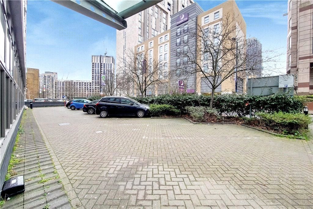 Flat Lansdowne Road in Greater London