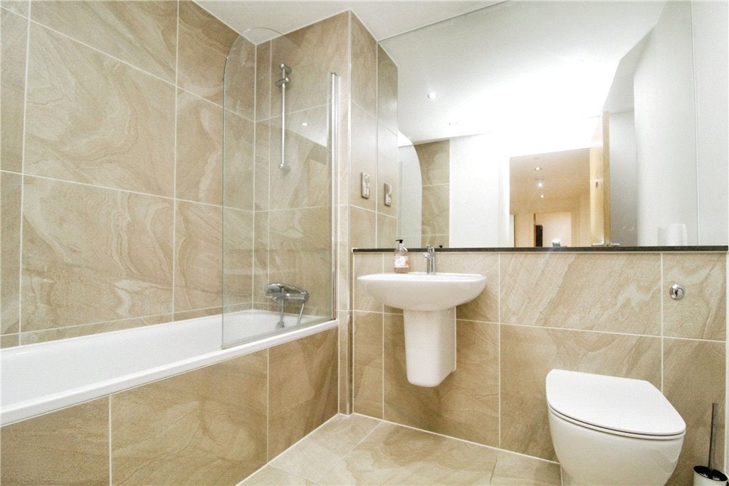 Flat Lansdowne Road in Greater London