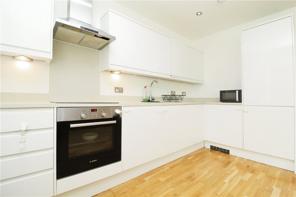 Flat Lansdowne Road in Greater London