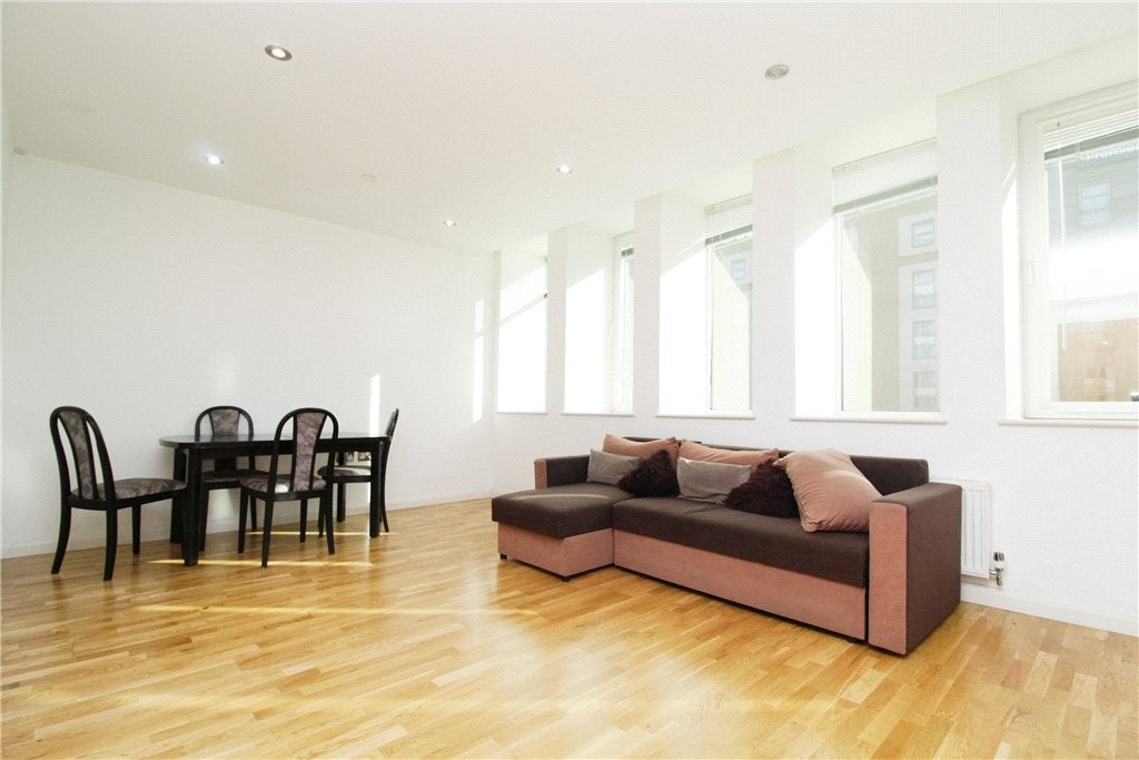 Flat Lansdowne Road in Greater London