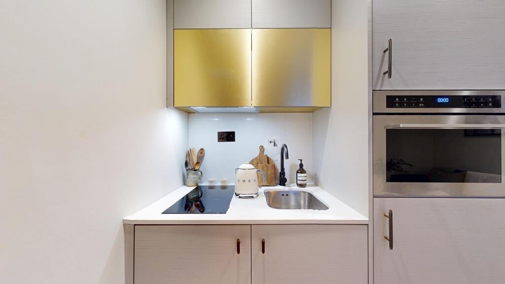 Flat Draycott Avenue in Greater London