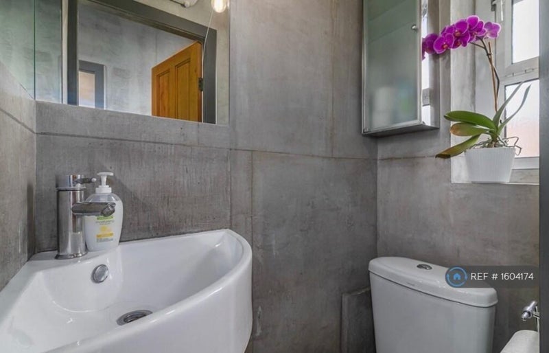 Flat Shadwell Gardens in Greater London