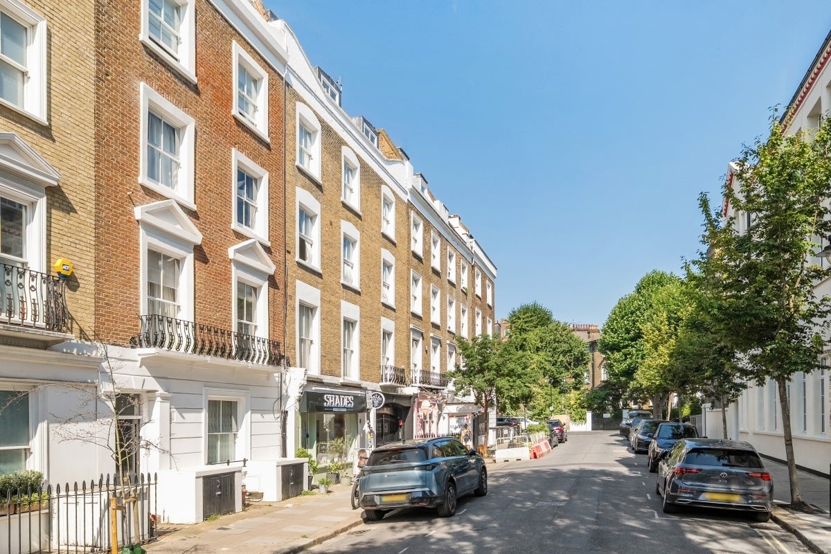 Flat Erskine Road in Greater London