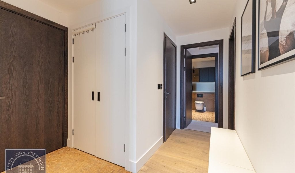 Flat Miles Street in Greater London