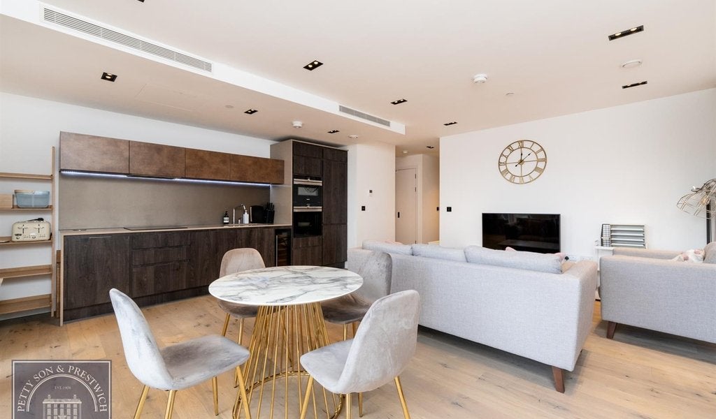 Flat Miles Street in Greater London