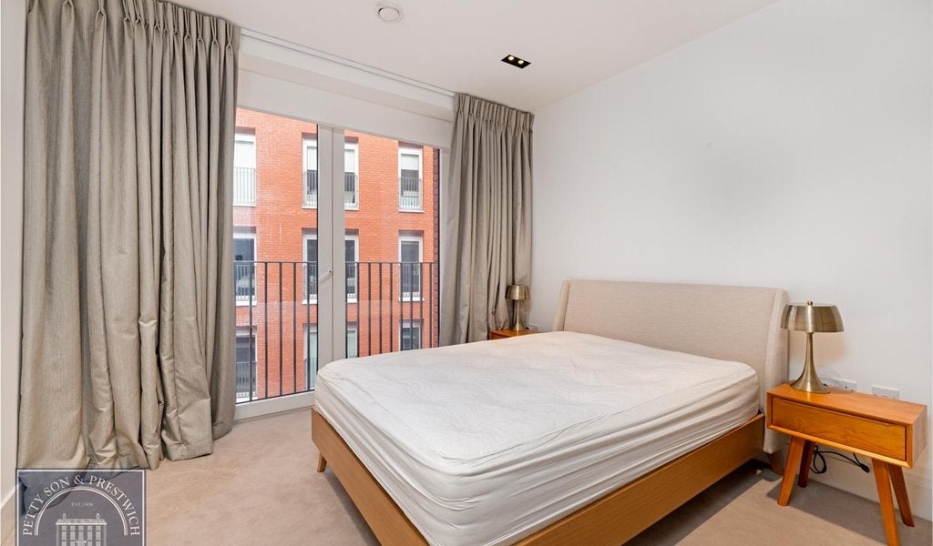 Flat Miles Street in Greater London