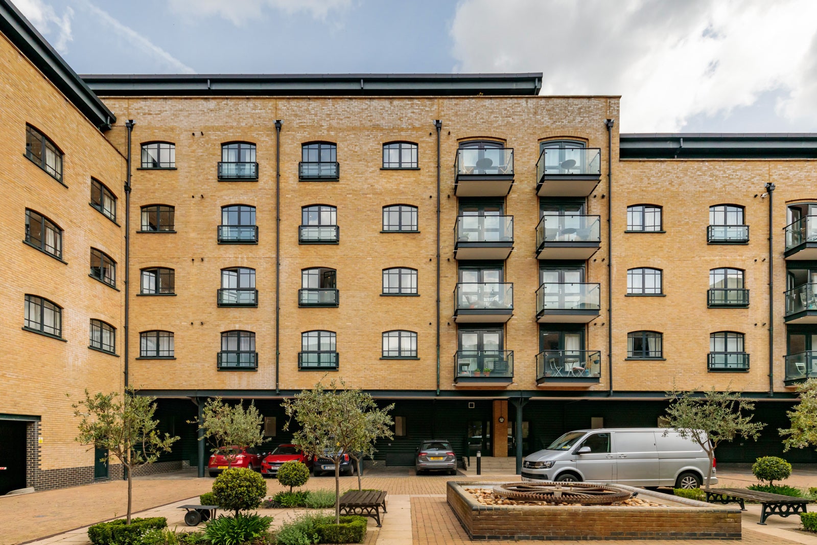 Flat Gainsford Street in Greater London