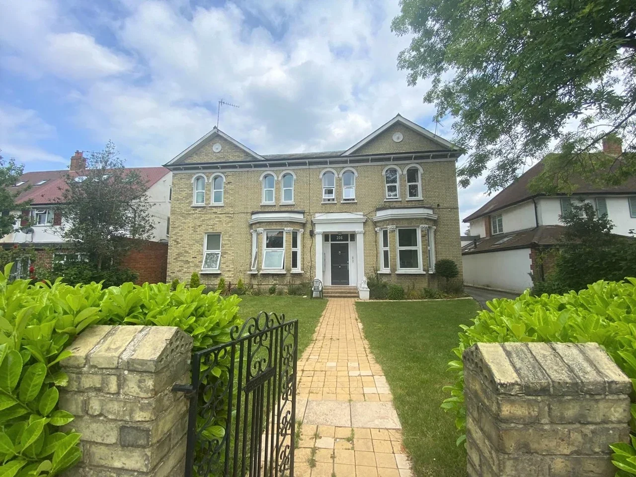 Flat Coombe Lane in Greater London