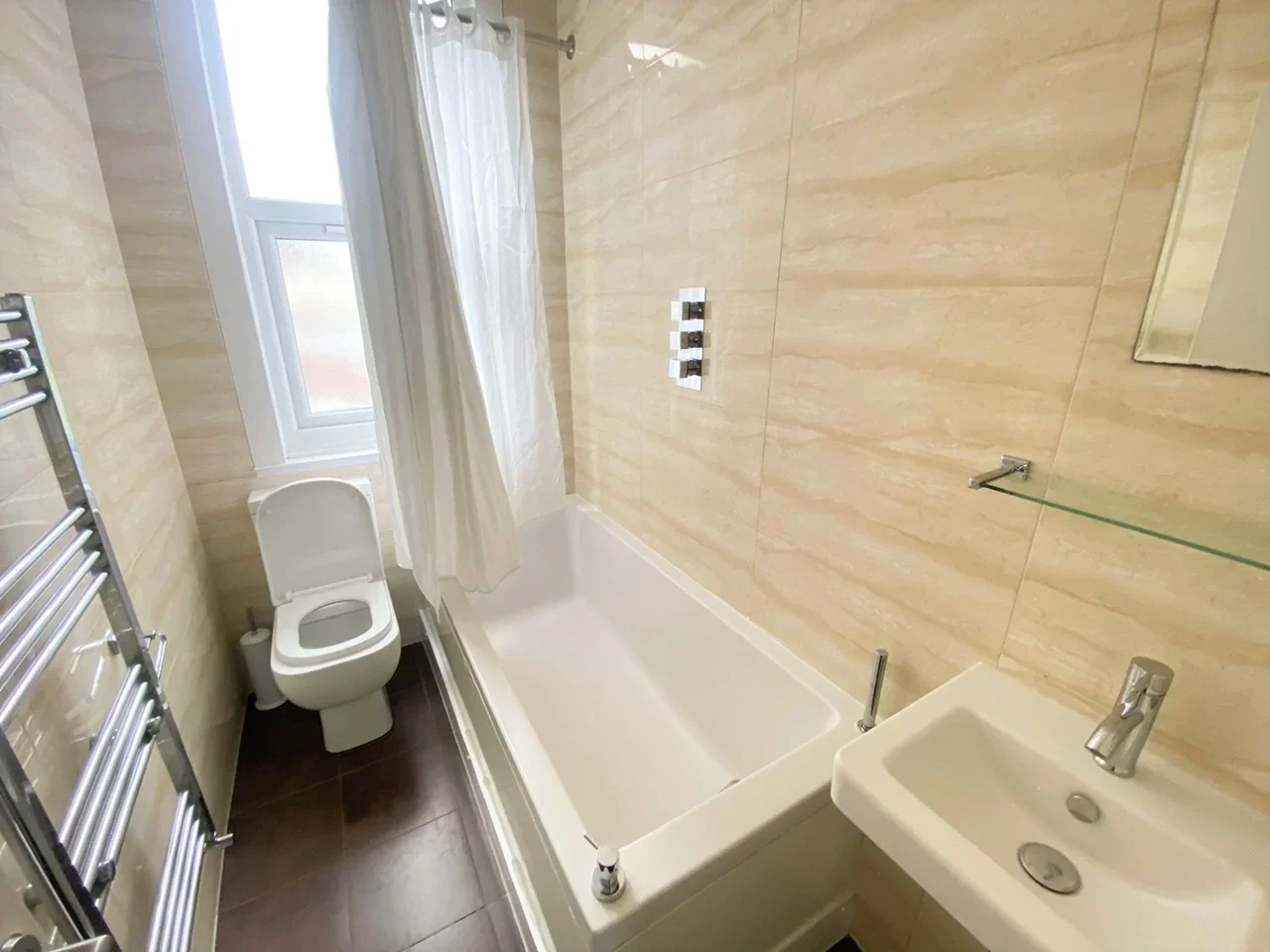 Flat Coombe Lane in Greater London