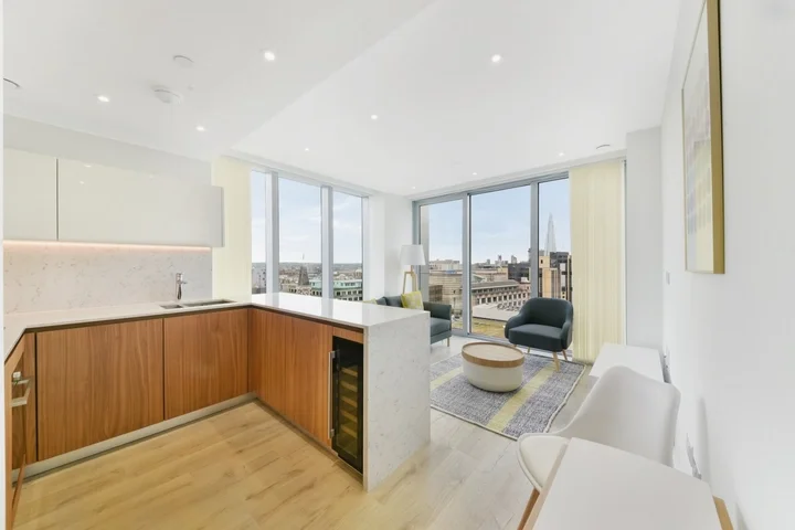 Flat Leman Street in Greater London