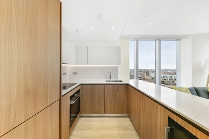 Flat Leman Street in Greater London
