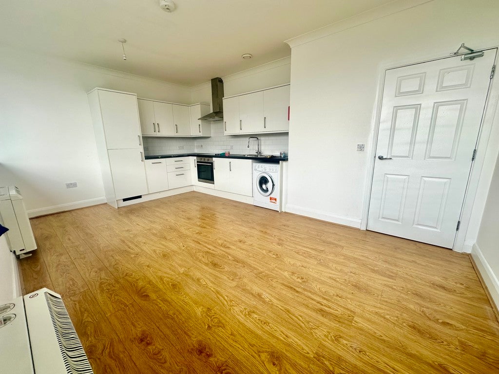 Flat Wakering Road in Greater London