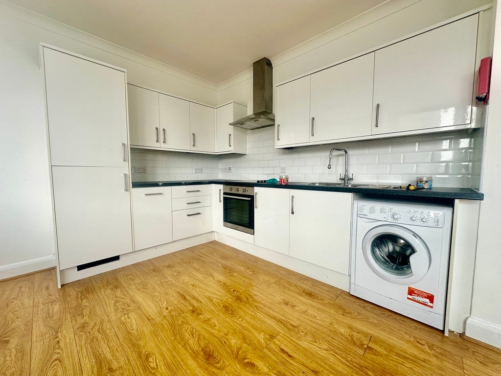 Flat Wakering Road in Greater London