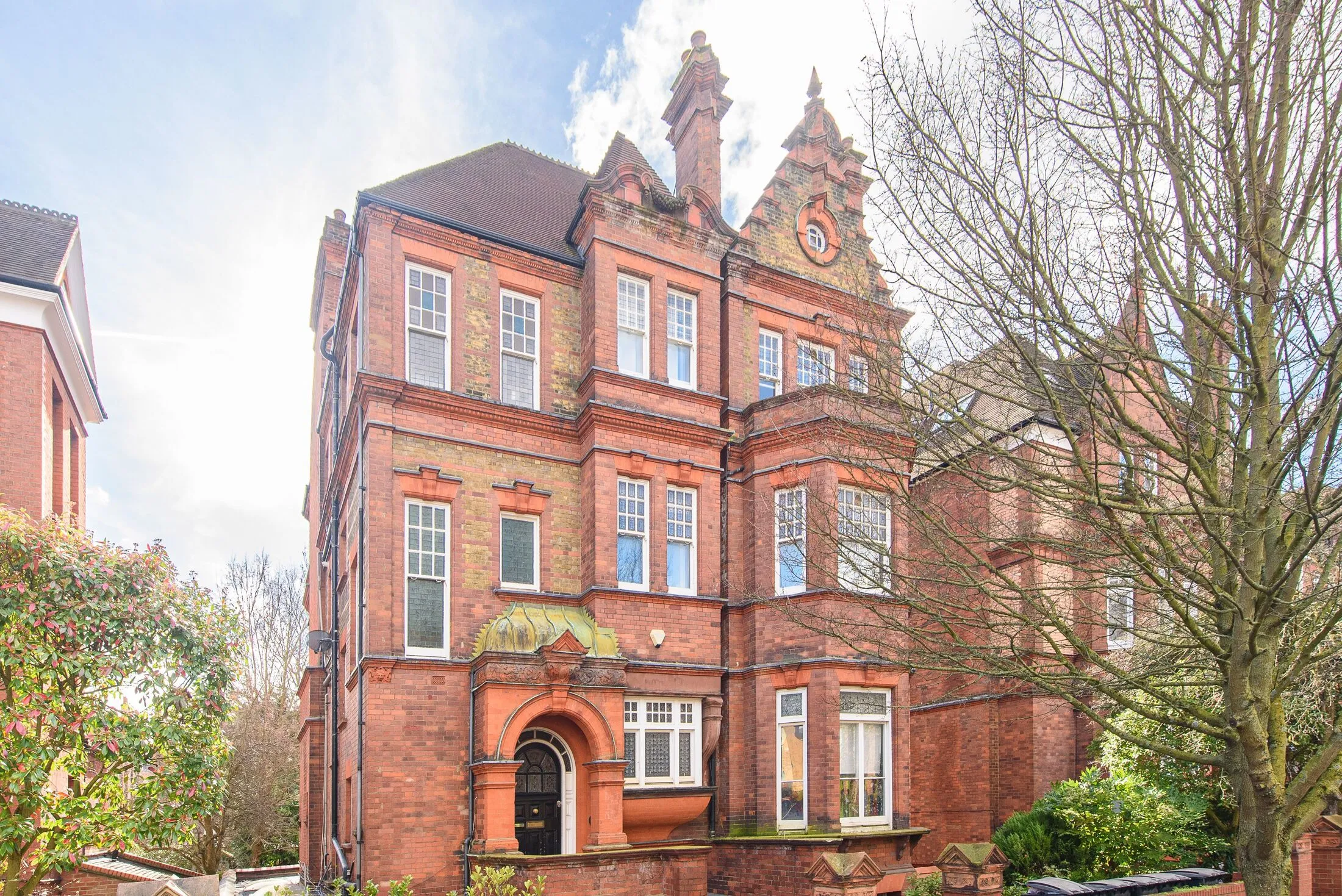 Flat Eton Avenue in Greater London