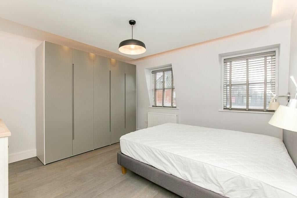 Flat Rosedew Road in Greater London
