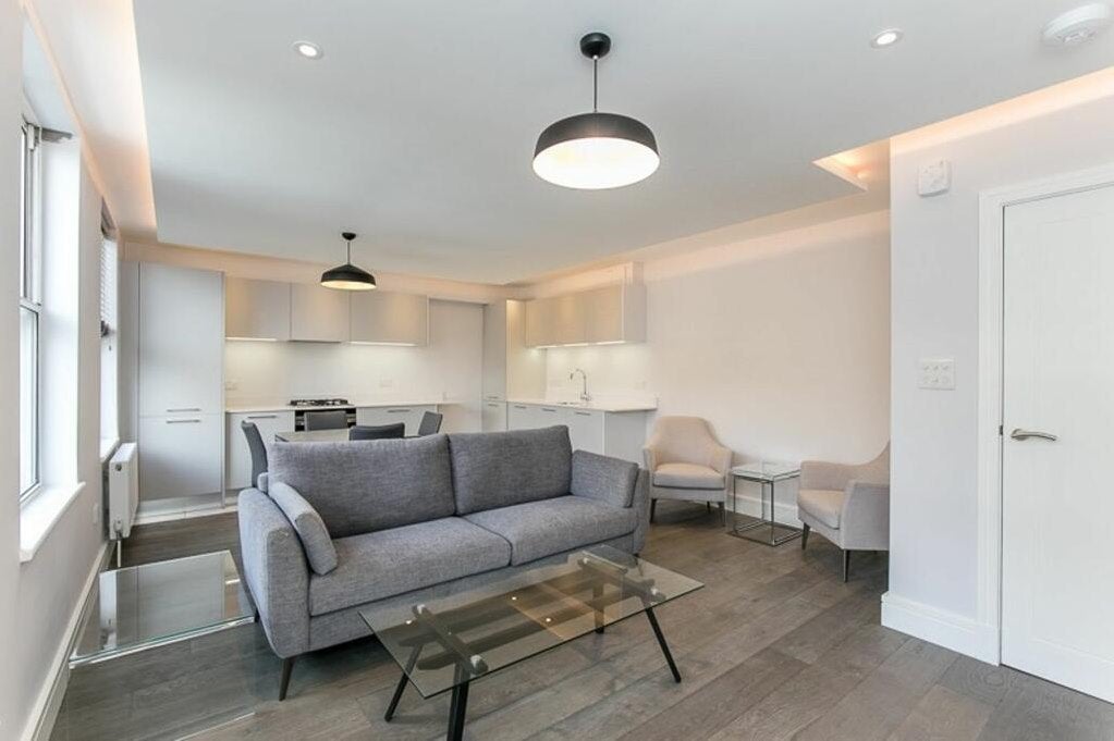 Flat Rosedew Road in Greater London