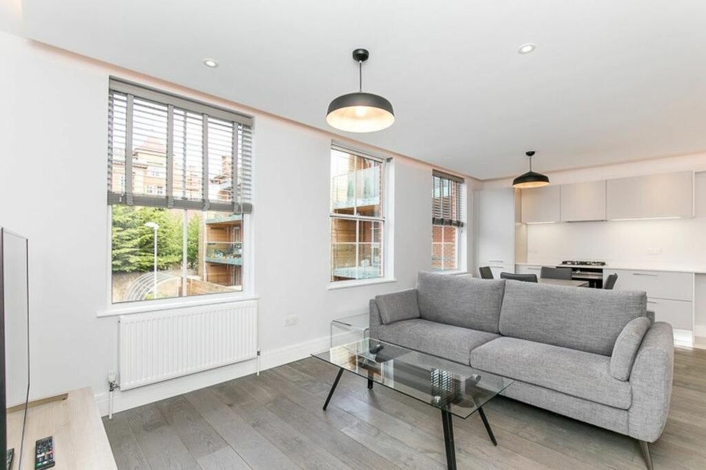 Flat Rosedew Road in Greater London
