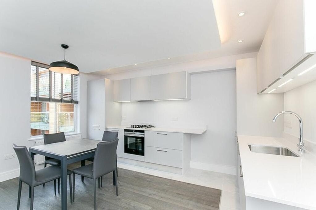 Flat Rosedew Road in Greater London