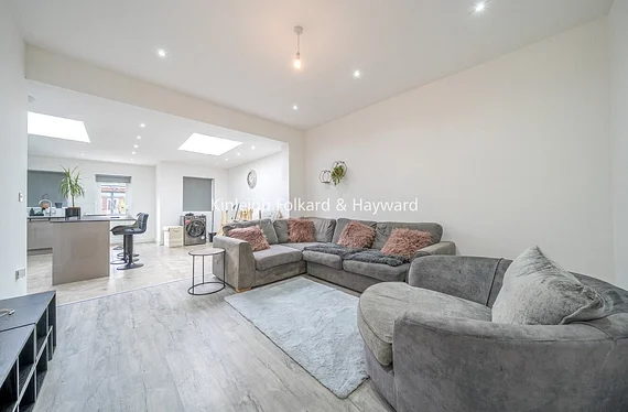 Flat Dahomey Road in Greater London