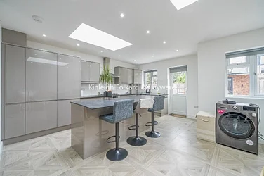 Flat Dahomey Road in Greater London