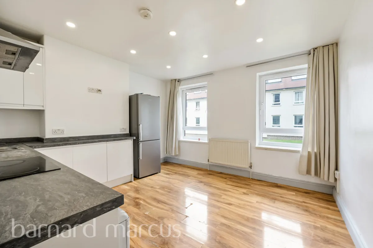 Flat Barnfield Gardens in Greater London