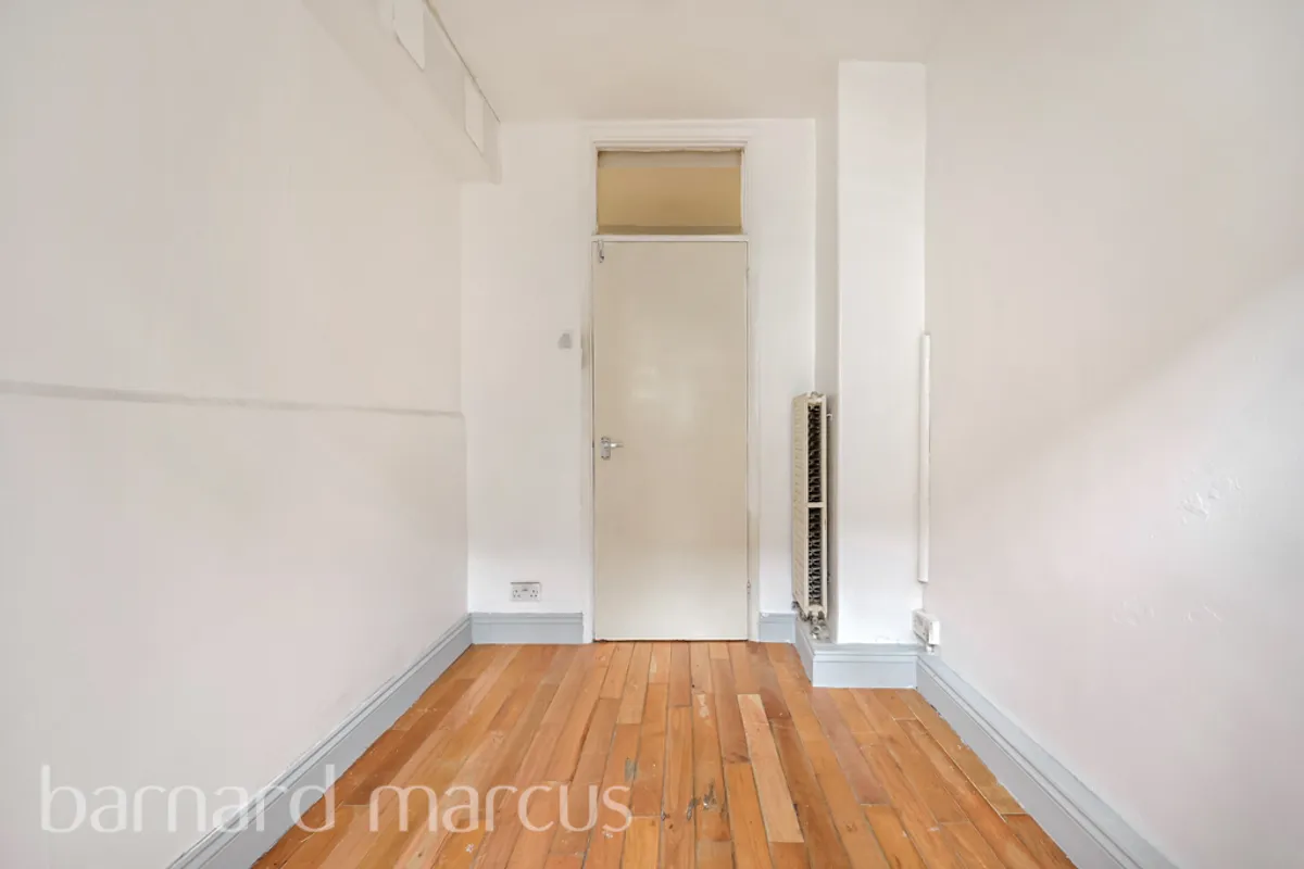 Flat Barnfield Gardens in Greater London