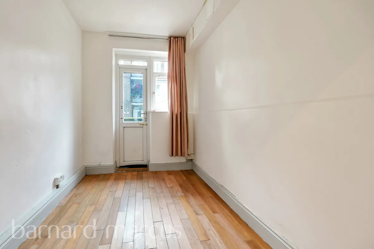 Flat Barnfield Gardens in Greater London