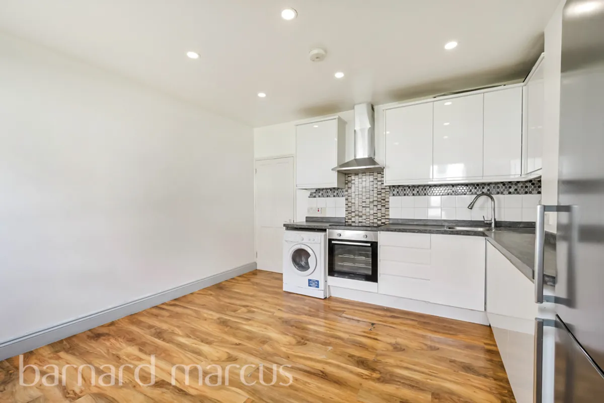 Flat Barnfield Gardens in Greater London