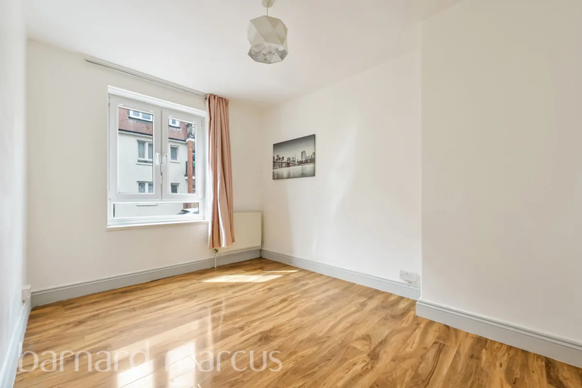 Flat Barnfield Gardens in Greater London