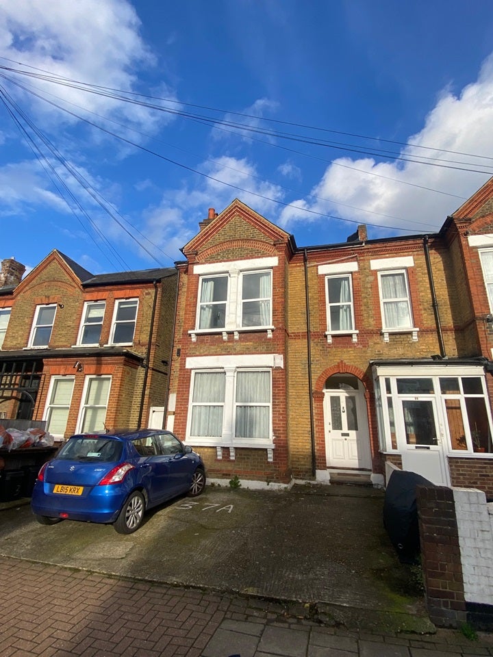 Flat Eardley Road in Greater London