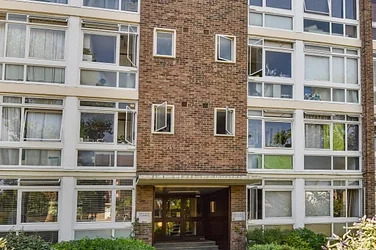 Flat Renfrew Road in Greater London