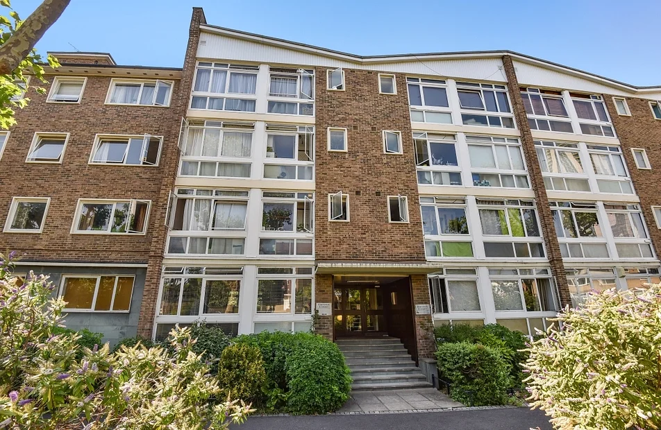 Flat Renfrew Road in Greater London