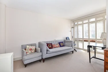 Flat Renfrew Road in Greater London