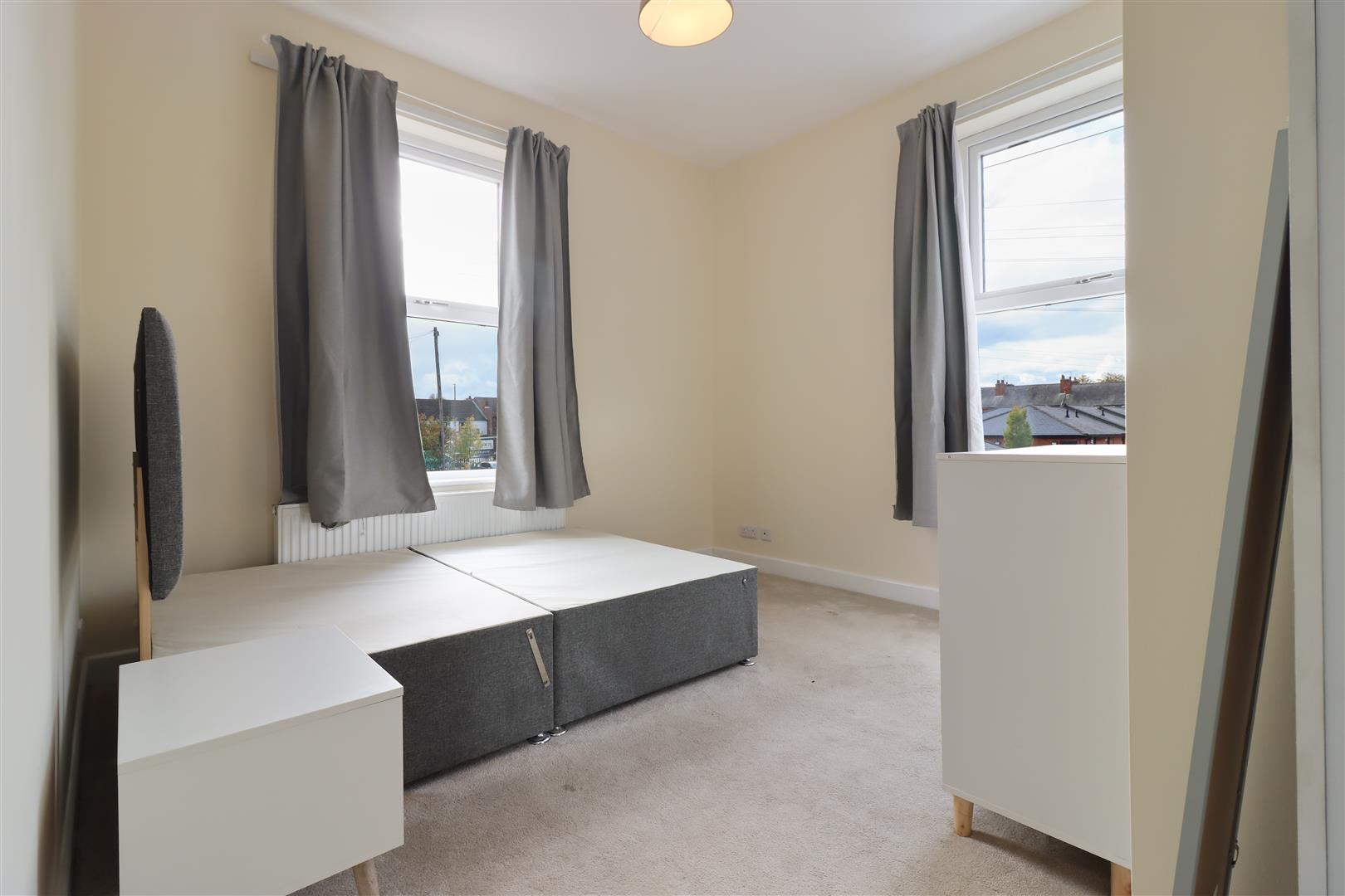 Room Sheffield Road in Chesterfield
