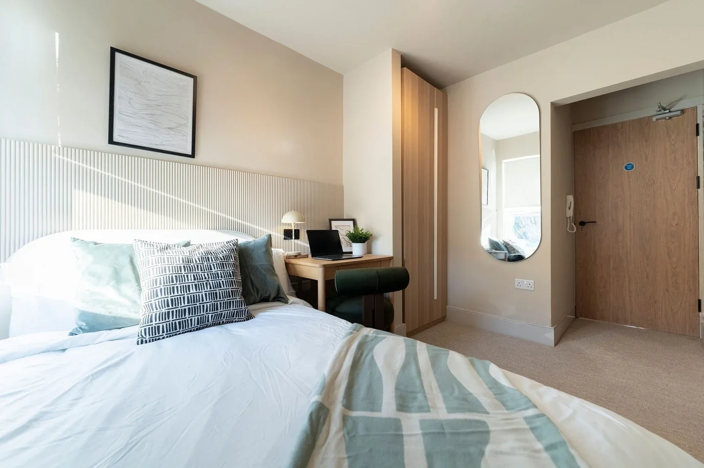 Room Hughenden Road in High Wycombe