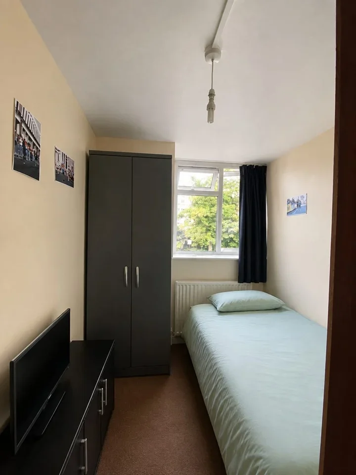 Room St James's Crescent in Greater London