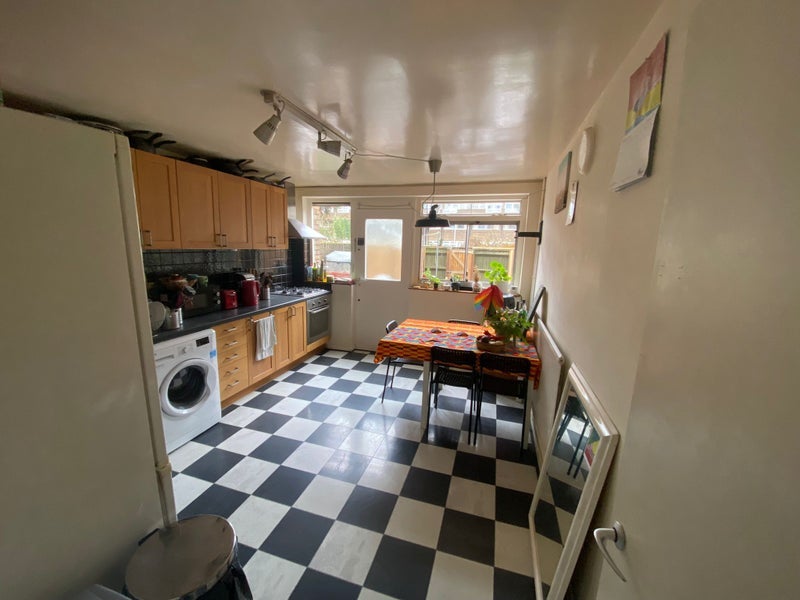 Room Ancill Close in Greater London