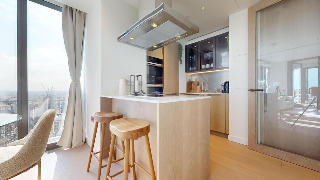 Flat Nine Elms Lane in Greater London