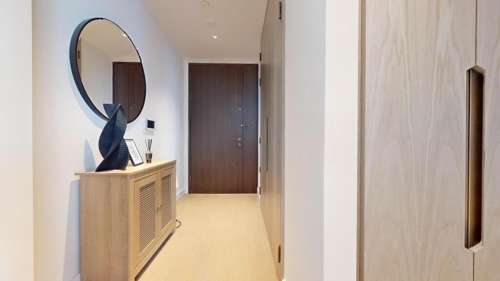 Flat Nine Elms Lane in Greater London